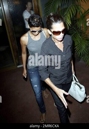 Halle Berry et un ami quittent un restaurant hawaïen à Beverley Hills, CA, 09/22/09. Banque D'Images