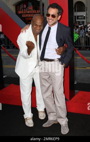 Mike Tyson et Todd Phillips lors de la première « Hanover 2 » au Grauman's Chinese Theatre. Los Angeles, Californie. 5/19/11. Banque D'Images