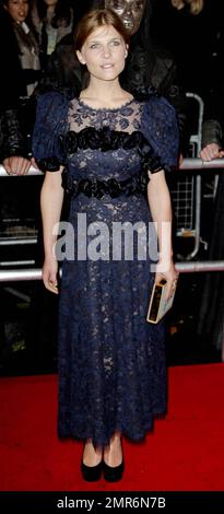 Clemence Poesy pose sur le tapis rouge à la première mondiale de Warner Bros. 'Harry Potter et les Halles de Deathly : partie 1' tenu à l'extrémité ouest d'Odeon à Leicester Square. Londres, Royaume-Uni. 11/11/10. Banque D'Images