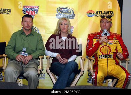 Kevin Harvick, conducteur de la voiture no 29 Shell-Penzoil de Chevrolet, et son épouse Delana assistent à un événement médiatique au cours duquel une fourgonnette, précédemment utilisée dans une publicité télévisée Shell, est donnée à Robert ARD. Robert est le fils de Sam ARD, deux fois champion de la série nationale NASCAR (1983-84), qui souffre de la maladie d'Alzheimer. Atlanta, Géorgie. 10/25/08. Banque D'Images