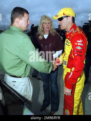 Kevin Harvick, conducteur de la voiture no 29 Shell-Penzoil de Chevrolet, et son épouse Delana assistent à un événement médiatique au cours duquel une fourgonnette, précédemment utilisée dans une publicité télévisée Shell, est donnée à Robert ARD. Robert est le fils de Sam ARD, deux fois champion de la série nationale NASCAR (1983-84), qui souffre de la maladie d'Alzheimer. Atlanta, Géorgie. 10/25/08. Banque D'Images