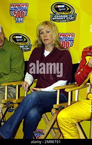 Kevin Harvick, conducteur de la voiture no 29 Shell-Penzoil de Chevrolet, et son épouse Delana assistent à un événement médiatique au cours duquel une fourgonnette, précédemment utilisée dans une publicité télévisée Shell, est donnée à Robert ARD. Robert est le fils de Sam ARD, deux fois champion de la série nationale NASCAR (1983-84), qui souffre de la maladie d'Alzheimer. Atlanta, Géorgie. 10/25/08. Banque D'Images