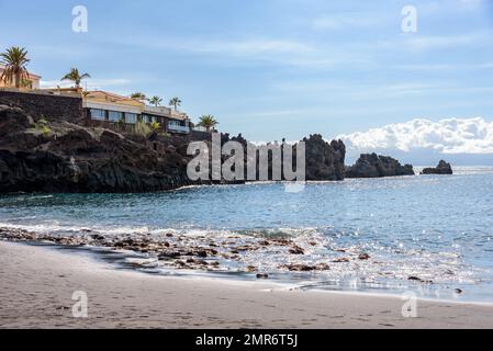 Côte rocheuse à la célèbre plage volcanique Playa de la Area à Puerto se Santiago sur Tenerife. Îles Canaries Banque D'Images