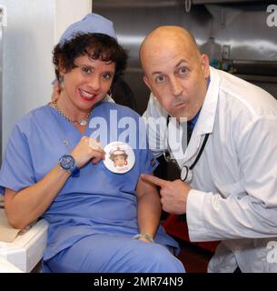 EXCLUSIF !! Il s'agit du célèbre Heart Attack Grill, un restaurant de restauration rapide sur le thème de l'hôpital en Arizona, connu pour son personnel de serveuse qui s'habille avec des uniformes d'infirmières méchants et un menu qui favorise un régime malsain de hamburgers incroyablement grands. Les serveuses (infirmières) prennent des commandes (ordonnances) des clients (patients). Une étiquette (semblable à une étiquette d'hôpital) est placée sur le poignet du patient montrant les aliments qu'il a commandés et un « indicateur », le Dr Jon examine les « patients » avec un stéthoscope. Le menu comprend les hamburgers à simple Bypass, les hamburgers à double Bypass, les hamburgers à triple Bypass et les quadruples Bypas Banque D'Images