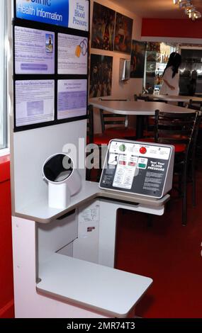 EXCLUSIF !! Il s'agit du célèbre Heart Attack Grill, un restaurant de restauration rapide sur le thème de l'hôpital en Arizona, connu pour son personnel de serveuse qui s'habille avec des uniformes d'infirmières méchants et un menu qui favorise un régime malsain de hamburgers incroyablement grands. Les serveuses (infirmières) prennent des commandes (ordonnances) des clients (patients). Une étiquette (semblable à une étiquette d'hôpital) est placée sur le poignet du patient montrant les aliments qu'il a commandés et un « indicateur », le Dr Jon examine les « patients » avec un stéthoscope. Le menu comprend les hamburgers à simple Bypass, les hamburgers à double Bypass, les hamburgers à triple Bypass et les quadruples Bypas Banque D'Images