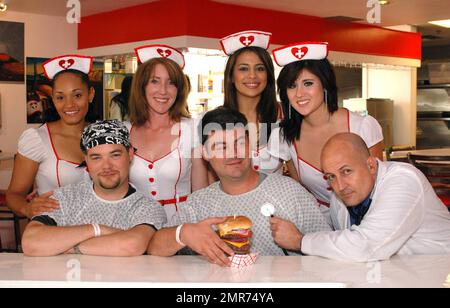 EXCLUSIF !! Il s'agit du célèbre Heart Attack Grill, un restaurant de restauration rapide sur le thème de l'hôpital en Arizona, connu pour son personnel de serveuse qui s'habille avec des uniformes d'infirmières méchants et un menu qui favorise un régime malsain de hamburgers incroyablement grands. Les serveuses (infirmières) prennent des commandes (ordonnances) des clients (patients). Une étiquette (semblable à une étiquette d'hôpital) est placée sur le poignet du patient montrant les aliments qu'il a commandés et un « indicateur », le Dr Jon examine les « patients » avec un stéthoscope. Le menu comprend les hamburgers à simple Bypass, les hamburgers à double Bypass, les hamburgers à triple Bypass et les quadruples Bypas Banque D'Images