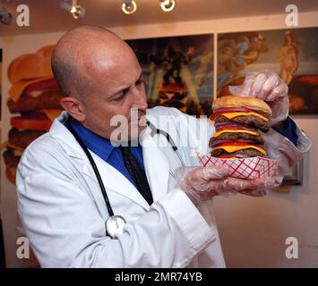 EXCLUSIF !! Il s'agit du célèbre Heart Attack Grill, un restaurant de restauration rapide sur le thème de l'hôpital en Arizona, connu pour son personnel de serveuse qui s'habille avec des uniformes d'infirmières méchants et un menu qui favorise un régime malsain de hamburgers incroyablement grands. Les serveuses (infirmières) prennent des commandes (ordonnances) des clients (patients). Une étiquette (semblable à une étiquette d'hôpital) est placée sur le poignet du patient montrant les aliments qu'il a commandés et un « indicateur », le Dr Jon examine les « patients » avec un stéthoscope. Le menu comprend les hamburgers à simple Bypass, les hamburgers à double Bypass, les hamburgers à triple Bypass et les quadruples Bypas Banque D'Images