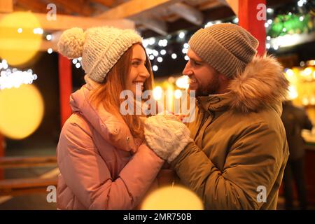 Un couple heureux passe du temps à la foire de Noël Banque D'Images