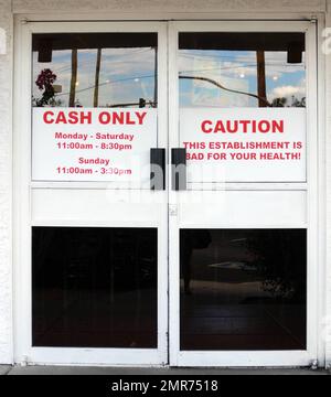 EXCLUSIF !! Il s'agit du célèbre Heart Attack Grill, un restaurant de restauration rapide sur le thème de l'hôpital en Arizona, connu pour son personnel de serveuse qui s'habille avec des uniformes d'infirmières méchants et un menu qui favorise un régime malsain de hamburgers incroyablement grands. Les serveuses (infirmières) prennent des commandes (ordonnances) des clients (patients). Une étiquette (semblable à une étiquette d'hôpital) est placée sur le poignet du patient montrant les aliments qu'il a commandés et un « indicateur », le Dr Jon examine les « patients » avec un stéthoscope. Le menu comprend les hamburgers à simple Bypass, les hamburgers à double Bypass, les hamburgers à triple Bypass et les quadruples Bypas Banque D'Images