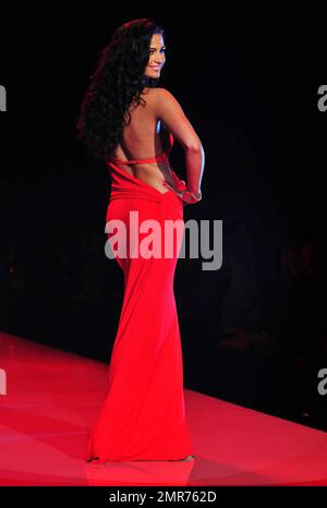Camila Alves marche sur la piste pendant le Heart Truth Red Dress Collection 2011 Fashion Show présenté par Diet Coke avec le sponsor national Swarovski et les partenaires Bobbi Brown Cosmetics et AOL pendant la Mercedes Benz Fashion week. New York, NY. 2/9/11. Banque D'Images