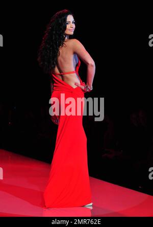 Camila Alves marche sur la piste pendant le Heart Truth Red Dress Collection 2011 Fashion Show présenté par Diet Coke avec le sponsor national Swarovski et les partenaires Bobbi Brown Cosmetics et AOL pendant la Mercedes Benz Fashion week. New York, NY. 2/9/11. Banque D'Images
