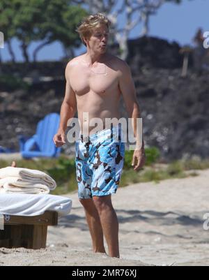 EXCLUSIF !! La beauté blonde de la plage, Heather Locklear, fête son anniversaire de 50th en marchant le long du sable avec un compagnon de bikini. Locklear, actuellement en vacances avec son fiancé Jack Wagner, portait une robe blanche et un chapeau de soleil pendant la promenade. Hawaï. 25 septembre 2011. Banque D'Images