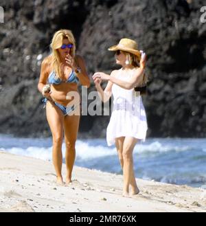 EXCLUSIF !! La beauté blonde de la plage, Heather Locklear, fête son anniversaire de 50th en marchant le long du sable avec un compagnon de bikini. Locklear, actuellement en vacances avec son fiancé Jack Wagner, portait une robe blanche et un chapeau de soleil pendant la promenade. Hawaï. 25 septembre 2011. Banque D'Images