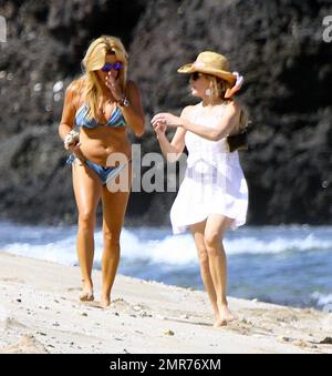 EXCLUSIF !! La beauté blonde de la plage, Heather Locklear, fête son anniversaire de 50th en marchant le long du sable avec un compagnon de bikini. Locklear, actuellement en vacances avec son fiancé Jack Wagner, portait une robe blanche et un chapeau de soleil pendant la promenade. Hawaï. 25 septembre 2011. Banque D'Images