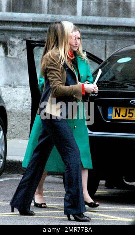 Heather Mills quitte le tribunal après qu'un juge lui a attribué un règlement déclaré de $48,6 millions de personnes dans son divorce du rocker Sir Paul McCartney. Mills aurait demandé $250 millions et McCartney $31,6 millions. « Je suis si heureux que ça soit terminé », a déclaré un émouvant Mills aux journalistes. « Ce fut un résultat incroyable pour assurer la fin de la mine et l'avenir de Beatrice, ainsi que toutes les associations caritatives que je prévois d'aider. » Mills prévoit de déposer un appel demain à l'encontre d'une décision de rendre l'ensemble du jugement public, plutôt que seulement le résumé publié aujourd'hui, au motif qu'il inclut les questions privées et sécurisées Banque D'Images