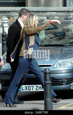 Heather Mills quitte le tribunal après qu'un juge lui a attribué un règlement déclaré de $48,6 millions de personnes dans son divorce du rocker Sir Paul McCartney. Mills aurait demandé $250 millions et McCartney $31,6 millions. « Je suis si heureux que ça soit terminé », a déclaré un émouvant Mills aux journalistes. « Ce fut un résultat incroyable pour assurer la fin de la mine et l'avenir de Beatrice, ainsi que toutes les associations caritatives que je prévois d'aider. » Mills prévoit de déposer un appel demain à l'encontre d'une décision de rendre l'ensemble du jugement public, plutôt que seulement le résumé publié aujourd'hui, au motif qu'il inclut les questions privées et sécurisées Banque D'Images