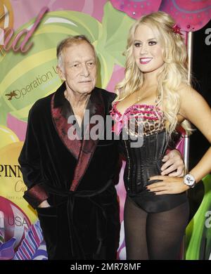 Malgré sa récente annulation de mariage, Hugh Hefner semblait très heureux en se présentant avec la beauté blonde Anna Sophia Berglund à l'événement annuel 6th de Kandyland à la Maison Playboy. Los Angeles, Californie. 6/25/11. Banque D'Images