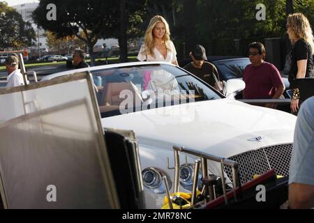 Le mannequin Heidi Klum filme une publicité pour Garnier à Beverly Hills avec un chien courant afghan. Le chien avait un poil absolument magnifique qui a presque donné aux serrures de Heidi une course pour son argent. Ils avaient l'air adorables ensemble assis côte à côte dans un Bentley blanc pendant le tournage. Los Angeles, Californie. 11/20/08. Banque D'Images