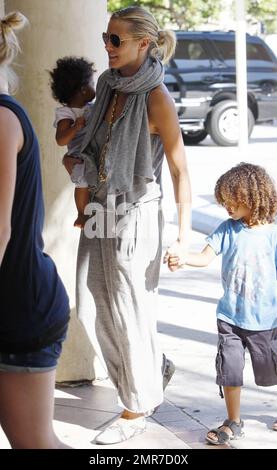 Heidi Klum, le mari Seal et leurs enfants Leni, Henry, Johan et Lou arrivent avec des cadeaux à la fête d'anniversaire pour le fils de David et Victoria Beckham Romeo, qui a 8 ans aujourd'hui. Los Angeles, Californie. 9/1/10. Banque D'Images