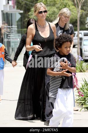 Heidi Klum, l'hôte du projet Runway, a pris ses enfants pour la classe de karaté à Brentwood. Heidi, qui a fêté son anniversaire hier en 39th, portait un débardeur noir avec une jupe de longueur de plancher noire, des sandales noires et semblait être dans de grands esprits. Los Angeles, Californie. 2nd juin 2012. . Banque D'Images