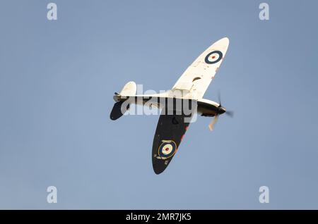 Spitfire MkI Supermarine P9374. L'avion de chasse Spitfire de la Seconde Guerre mondiale de l'ère de la bataille d'Angleterre avec des marques de reconnaissance de dessous noir et blanc pour identification Banque D'Images