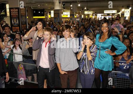 Des milliers de personnes ont envahi HMV sur Oxford Street lorsque des stars du film à succès « High School musical 2 » se sont montrées pour rencontrer des fans et signer des copies de sa bande-son n°1. Les stars Zac Efron (Troy Bolton), Vanessa Hudgens (Gabriella Martinez), Lucas Grabeel (Ryan Evans), Monique Coleman (Taylor McKessie) et Olesya Rulin (Kelsi Nielsen) discutaient avec les fans du film et signaient des copies de la nouvelle bande sonore, qui est déjà devenue un énorme succès dans le monde entier. Les fans faisaient la queue sur Oxford Street dès les premières heures de mercredi matin pour se procurer un EDI limité Banque D'Images