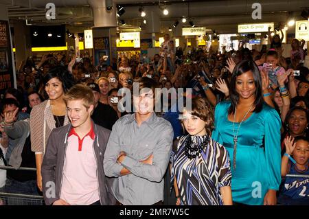 Des milliers de personnes ont envahi HMV sur Oxford Street lorsque des stars du film à succès « High School musical 2 » se sont montrées pour rencontrer des fans et signer des copies de sa bande-son n°1. Les stars Zac Efron (Troy Bolton), Vanessa Hudgens (Gabriella Martinez), Lucas Grabeel (Ryan Evans), Monique Coleman (Taylor McKessie) et Olesya Rulin (Kelsi Nielsen) discutaient avec les fans du film et signaient des copies de la nouvelle bande sonore, qui est déjà devenue un énorme succès dans le monde entier. Les fans faisaient la queue sur Oxford Street dès les premières heures de mercredi matin pour se procurer un EDI limité Banque D'Images