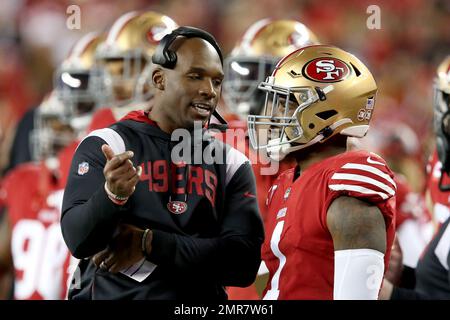 San Francisco, États-Unis. 22nd janvier 2023. DeMeco Ryans, coordinatrice défensive, s'entretient avec San Francisco 49ers' Jimmie Ward (1) au cours du troisième trimestre de leur match de match de la division NFC au Levi's Stadium à Santa Clara, Californie, le dimanche 22 janvier 2023. (Photo de Ray Chavez/Bay Area News Group/TNS/Sipa USA) crédit: SIPA USA/Alay Live News Banque D'Images