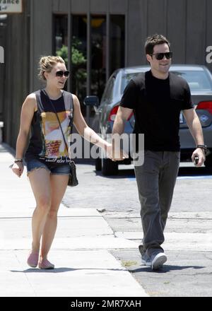 Hilary Duff portant un short en denim Daisy Dukes et son mari Mike Comrie marchent main dans la main après avoir déjeuné au restaurant Mo's à Toluca Lake. 7/2/2011 Banque D'Images