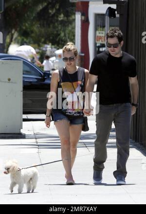 Hilary Duff portant un short en denim Daisy Dukes et son mari Mike Comrie marchent main dans la main après avoir déjeuné au restaurant Mo's à Toluca Lake. 7/2/2011 Banque D'Images