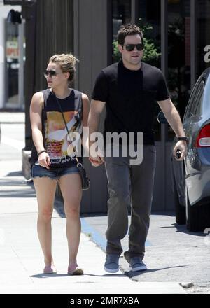 Hilary Duff portant un short en denim Daisy Dukes et son mari Mike Comrie marchent main dans la main après avoir déjeuné au restaurant Mo's à Toluca Lake. 7/2/2011 Banque D'Images