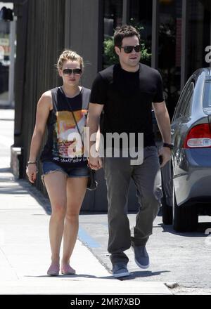 Hilary Duff portant un short en denim Daisy Dukes et son mari Mike Comrie marchent main dans la main après avoir déjeuné au restaurant Mo's à Toluca Lake. 7/2/2011 Banque D'Images