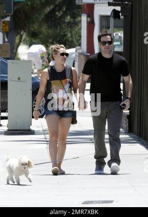 Hilary Duff portant un short en denim Daisy Dukes et son mari Mike Comrie marchent main dans la main après avoir déjeuné au restaurant Mo's à Toluca Lake. 7/2/2011 Banque D'Images