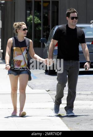 Hilary Duff portant un short en denim Daisy Dukes et son mari Mike Comrie marchent main dans la main après avoir déjeuné au restaurant Mo's à Toluca Lake. 7/2/2011 . Banque D'Images