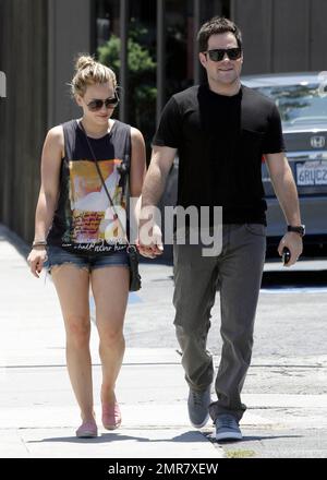 Hilary Duff portant un short en denim Daisy Dukes et son mari Mike Comrie marchent main dans la main après avoir déjeuné au restaurant Mo's à Toluca Lake. 7/2/2011 . Banque D'Images