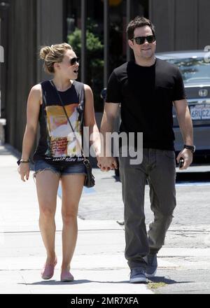 Hilary Duff portant un short en denim Daisy Dukes et son mari Mike Comrie marchent main dans la main après avoir déjeuné au restaurant Mo's à Toluca Lake. 7/2/2011 . Banque D'Images