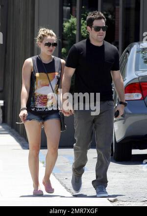 Hilary Duff portant un short en denim Daisy Dukes et son mari Mike Comrie marchent main dans la main après avoir déjeuné au restaurant Mo's à Toluca Lake. 7/2/2011 . Banque D'Images