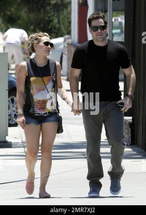 Hilary Duff portant un short en denim Daisy Dukes et son mari Mike Comrie marchent main dans la main après avoir déjeuné au restaurant Mo's à Toluca Lake. 7/2/2011 . Banque D'Images