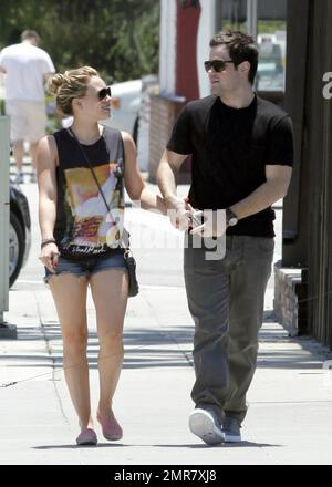 Hilary Duff portant un short en denim Daisy Dukes et son mari Mike Comrie marchent main dans la main après avoir déjeuné au restaurant Mo's à Toluca Lake. 7/2/2011 . Banque D'Images