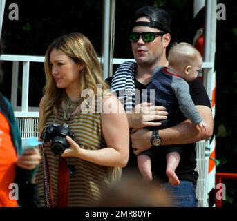 Hilary Duff, son mari Mike Comrie et son fils Luca Cruz Comrie, ont été repérés pour entrer dans l'ambiance des fêtes en visitant le MR Bones Pumpkin Patch où ils ont été vus cueillir leur citrouille. Los Angeles, Californie. 13th octobre 2012. Banque D'Images