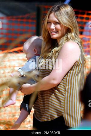 Hilary Duff, son mari Mike Comrie et son fils Luca Cruz Comrie, ont été repérés pour entrer dans l'ambiance des fêtes en visitant le MR Bones Pumpkin Patch où ils ont été vus cueillir leur citrouille. Los Angeles, Californie. 13th octobre 2012. Banque D'Images