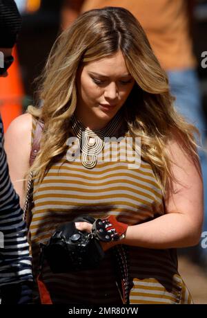 Hilary Duff, son mari Mike Comrie et son fils Luca Cruz Comrie, ont été repérés pour entrer dans l'ambiance des fêtes en visitant le MR Bones Pumpkin Patch où ils ont été vus cueillir leur citrouille. Los Angeles, Californie. 13th octobre 2012. Banque D'Images