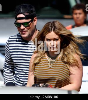 Hilary Duff, son mari Mike Comrie et son fils Luca Cruz Comrie, ont été repérés pour entrer dans l'ambiance des fêtes en visitant le MR Bones Pumpkin Patch où ils ont été vus cueillir leur citrouille. Los Angeles, Californie. 13th octobre 2012. Banque D'Images