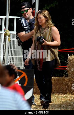 Hilary Duff, son mari Mike Comrie et son fils Luca Cruz Comrie, ont été repérés pour entrer dans l'ambiance des fêtes en visitant le MR Bones Pumpkin Patch où ils ont été vus cueillir leur citrouille. Los Angeles, Californie. 13th octobre 2012. Banque D'Images