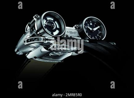 La montre-bracelet a été transformée et coûte cher ! MB&F, fabricant de montres haut de gamme, a lancé la Thunderbolt HM4, un moteur à jet exceptionnel, à un prix impressionnant de 158 000 $. Loin de la montre-bracelet traditionnelle, la HM4 Thunderbolt (ou horological machine No 4 Thunderbolt) dispose de deux cadrans montés sur deux sections en forme de moteur de jet de l'étui, l'un indiquant le temps et l'autre indiquant la réserve d'alimentation. La section saphir saisissante du boîtier qui révèle la micromécanique complexe et dynamique dans, nécessite plus de 100 heures d'usinage et de polissage pour devenir un Banque D'Images