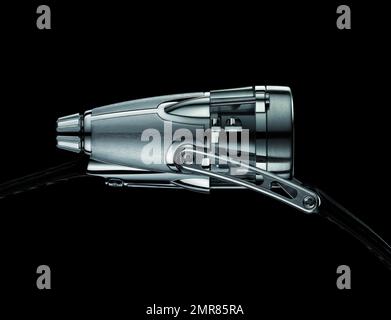 La montre-bracelet a été transformée et coûte cher ! MB&F, fabricant de montres haut de gamme, a lancé la Thunderbolt HM4, un moteur à jet exceptionnel, à un prix impressionnant de 158 000 $. Loin de la montre-bracelet traditionnelle, la HM4 Thunderbolt (ou horological machine No 4 Thunderbolt) dispose de deux cadrans montés sur deux sections en forme de moteur de jet de l'étui, l'un indiquant le temps et l'autre indiquant la réserve d'alimentation. La section saphir saisissante du boîtier qui révèle la micromécanique complexe et dynamique dans, nécessite plus de 100 heures d'usinage et de polissage pour devenir un Banque D'Images