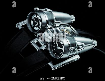 La montre-bracelet a été transformée et coûte cher ! MB&F, fabricant de montres haut de gamme, a lancé la Thunderbolt HM4, un moteur à jet exceptionnel, à un prix impressionnant de 158 000 $. Loin de la montre-bracelet traditionnelle, la HM4 Thunderbolt (ou horological machine No 4 Thunderbolt) dispose de deux cadrans montés sur deux sections en forme de moteur de jet de l'étui, l'un indiquant le temps et l'autre indiquant la réserve d'alimentation. La section saphir saisissante du boîtier qui révèle la micromécanique complexe et dynamique dans, nécessite plus de 100 heures d'usinage et de polissage pour devenir un Banque D'Images