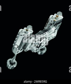 La montre-bracelet a été transformée et coûte cher ! MB&F, fabricant de montres haut de gamme, a lancé la Thunderbolt HM4, un moteur à jet exceptionnel, à un prix impressionnant de 158 000 $. Loin de la montre-bracelet traditionnelle, la HM4 Thunderbolt (ou horological machine No 4 Thunderbolt) dispose de deux cadrans montés sur deux sections en forme de moteur de jet de l'étui, l'un indiquant le temps et l'autre indiquant la réserve d'alimentation. La section saphir saisissante du boîtier qui révèle la micromécanique complexe et dynamique dans, nécessite plus de 100 heures d'usinage et de polissage pour devenir un Banque D'Images