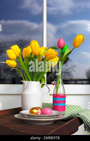 Bouquet de tulipes et œufs de Pâques sur un balcon, Dresde, Saxe Banque D'Images