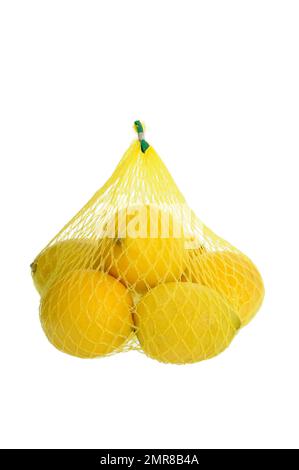 Citrons dans le filet, photographie alimentaire, fond blanc Banque D'Images